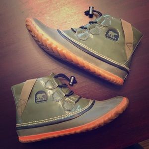 Sorel out n about boots 8.5